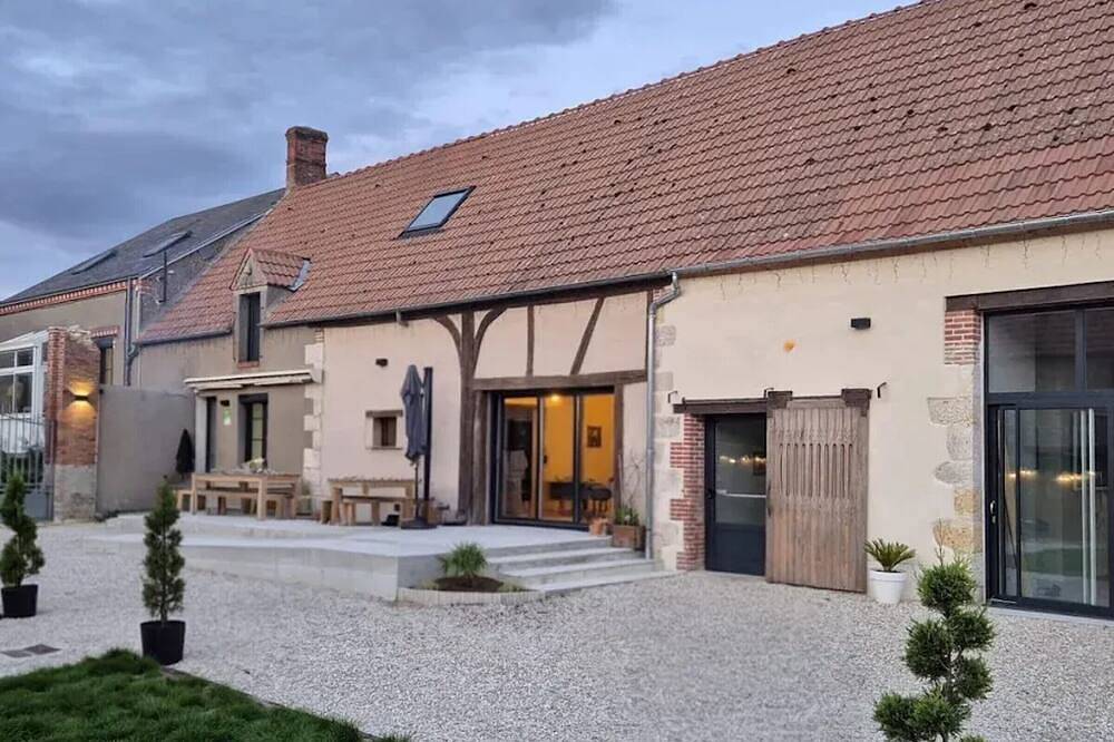 Domaine Ferme rénovée avec Spa, 15 couchages, parking privatif, proche Paris in Lorcy, Région de Pithiviers