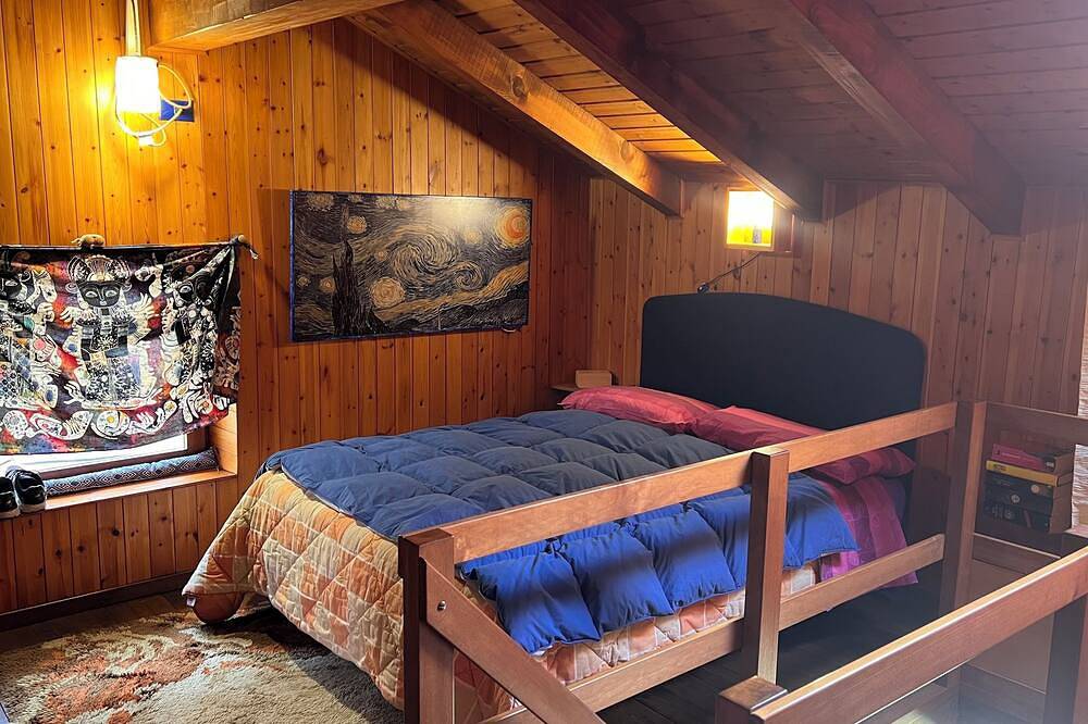 Lake house, lodge style, private beach and indoor bicycle path. in Anfo, Gardasee-Berge