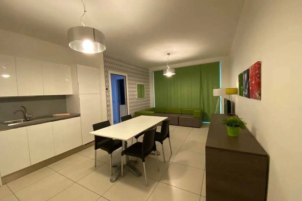 Ganze Wohnung, Italian Lakes modern apartment, pool, jacuzzi, walk to restaurants in Maccagno, Maccagno con Pino e Veddasca