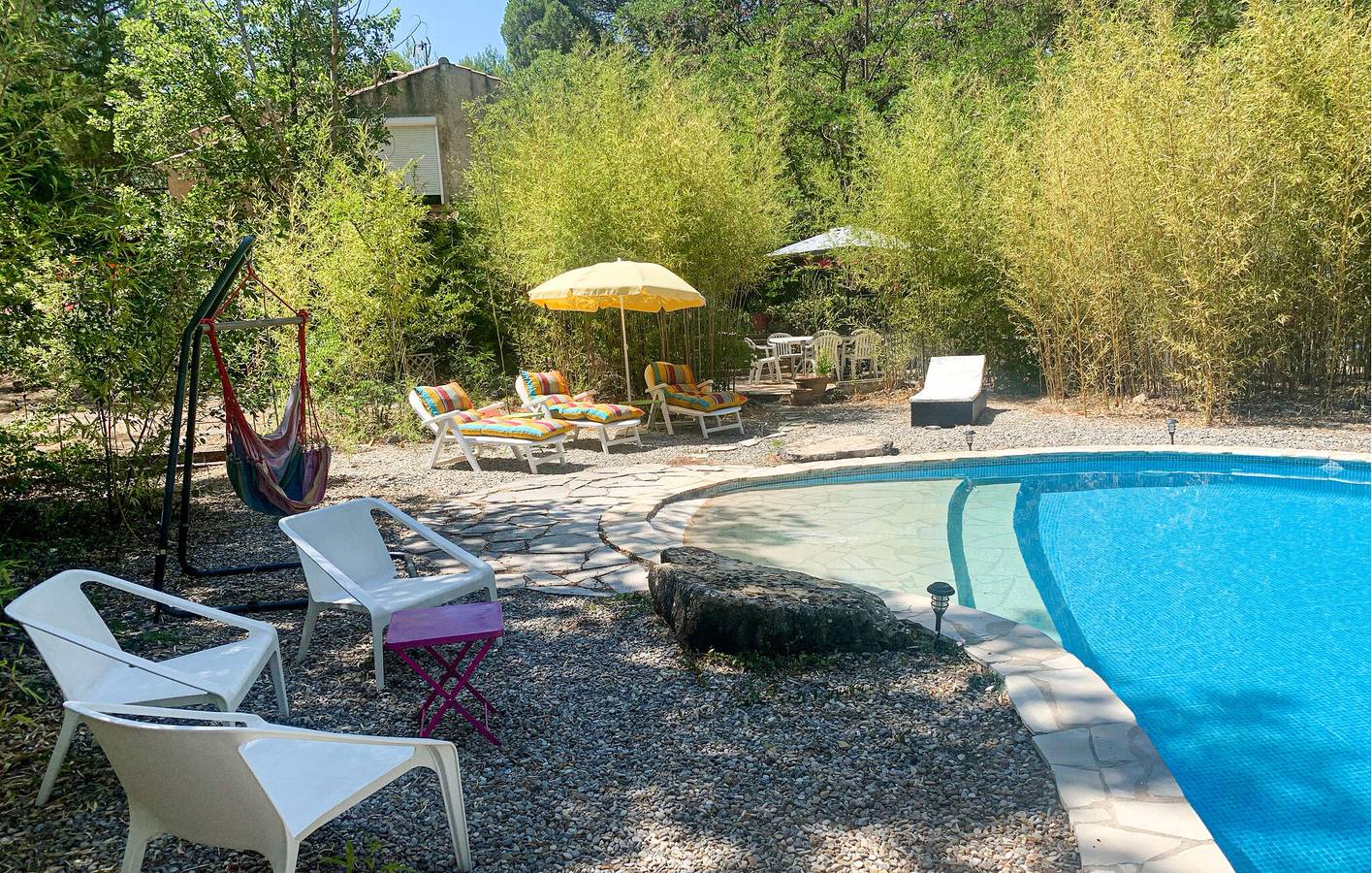 Gemütliche 61 m² große Wohnung mit Pool, Terrasse und WLAN in bester Lage in Camps-la-Source, Brignoles Region