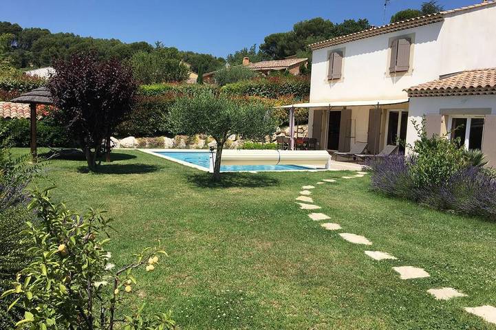 Maison de vacances pour 10 personnes, avec jardin ainsi que terrasse et jacuzzi à Cadenet
