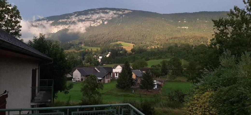 Gîte pour 4 personnes, avec Balcon et Terrasse ainsi que Jardin et Vue à Attignat-Oncin