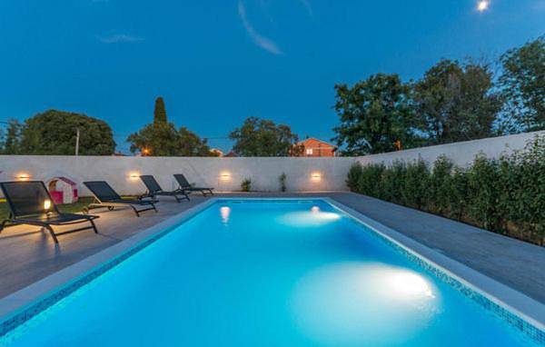 Villa pour 6 personnes, avec jardin ainsi que piscine et terrasse à Biograd na Moru - 4