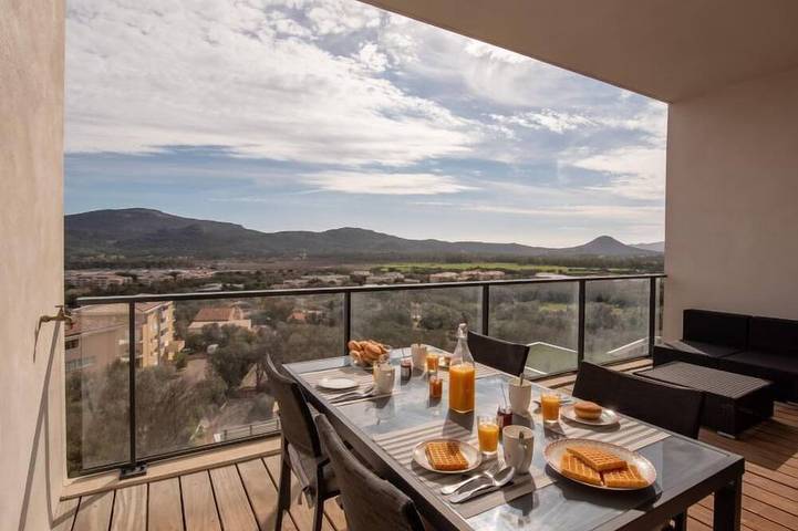 Gîte pour 4 personnes, avec piscine et balcon en Corse-du-Sud