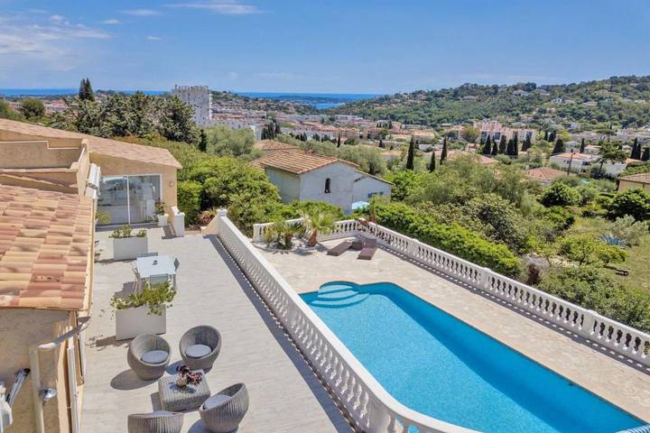 Chambre d’hôte pour 4 personnes, avec Terrasse et Jardin ainsi que Piscine et Vue