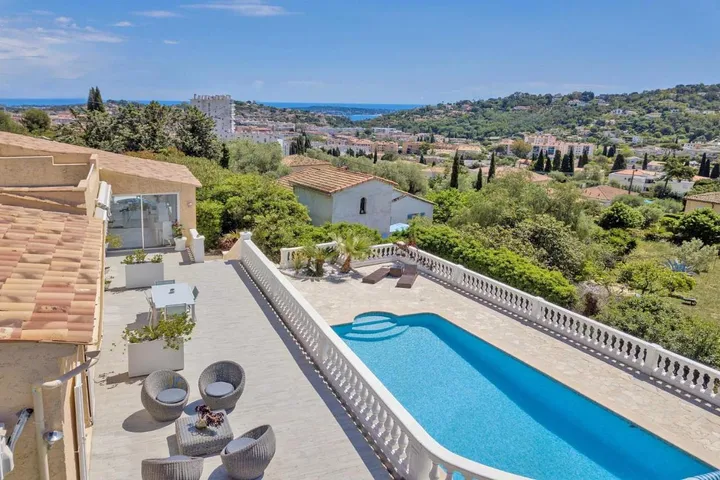 Alojamiento y desayuno para 4 personas, con piscina además de vistas y jardín - 1