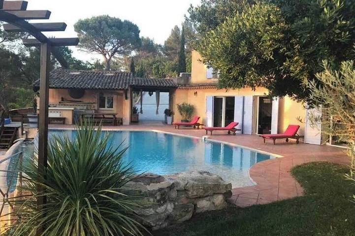 Villa für 8 Personen, mit Terrasse und Whirlpool sowie Sauna und Garten - 1