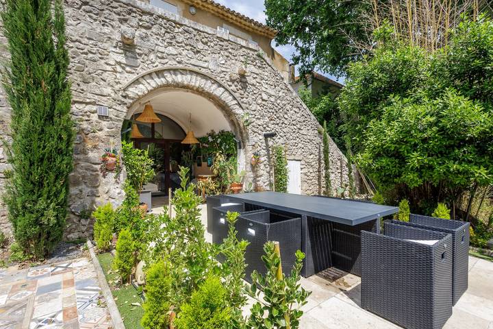 Location de vacances pour 8 personnes, avec jardin ainsi que piscine et jacuzzi à Saint-Rémy-de-Provence - 4