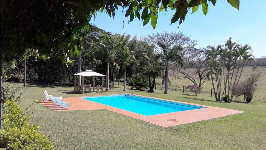 Casas e apartamentos de temporada para 19 pessoas, com piscina e vista e ainda jardim em Brotas