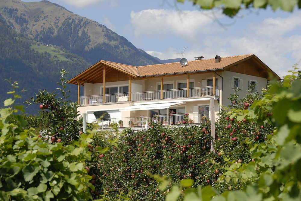 Ganze Wohnung, Exklusive Ferienwohnung über den Dächern Merans mit traumhaftem Bergpanorama in Schenna, Sarntaler Alpen