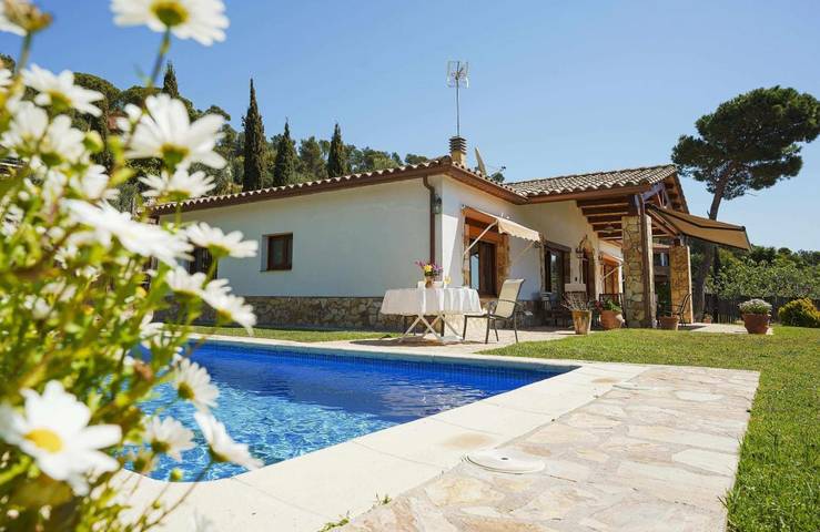 Casa rural para 6 personas, con Terraza además de Jardín y Piscina en Vall-llobrega