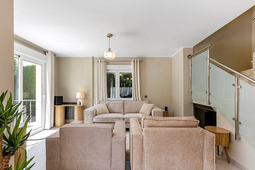 Villa de 3 dormitorios de primera clase con gran piscina privada al final de la tranquila calle sin salida in Playa Flamenca, Orihuela