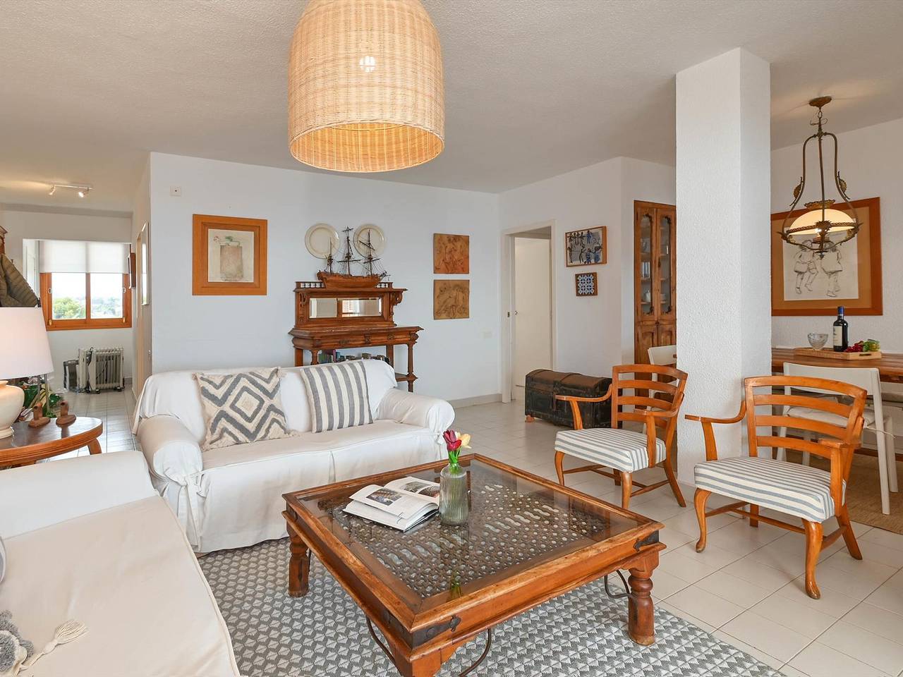 Apartamento entero, Apartamento cómodo con piscina comunitaria a 25 m de la playa, 2 habitaciones, cerca de servicios in Playa del Arenal, Jávea