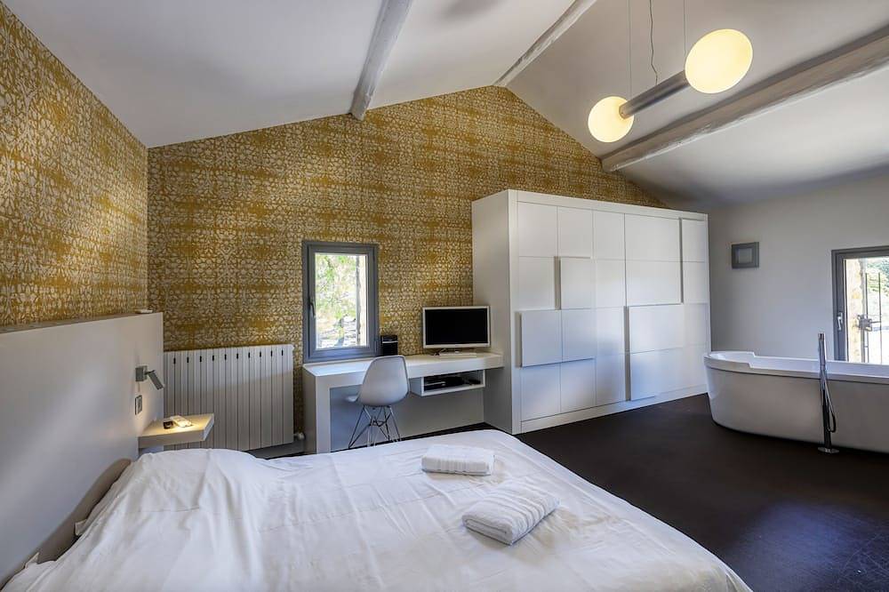 Luxury, Fitted, Quiet, Designer Provencal Farmhouse With Pool and Tennis Court in Mazan, Parque natural regional del Mont Ventoux