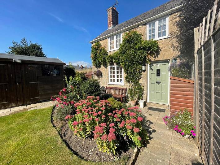 Holiday letting for 2 people, with Terrace and Garden as well as View in Bridport