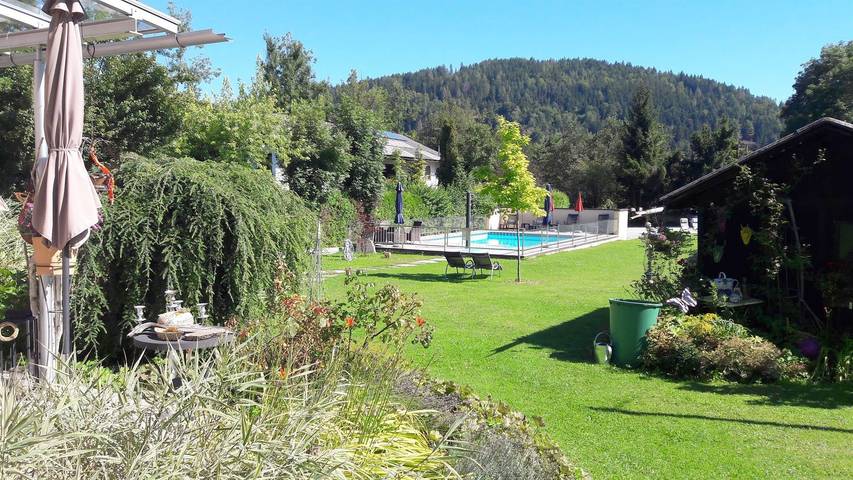 Zimmer für 4 Personen, mit Balkon und Terrasse sowie Garten und Pool