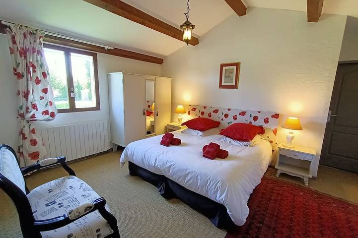 Gîte pour 3 personnes, avec jardin ainsi que terrasse et piscine, animaux acceptés à Le Thor - 3