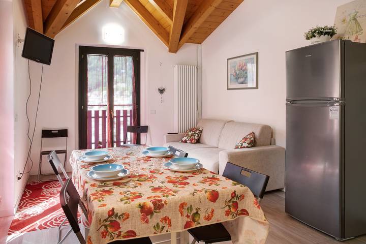 Entire apartment, Apartment 'Appartamento Gaia' with Mountain View, Shared Terrace and Shared Garden in Caspoggio (Town), Caspoggio