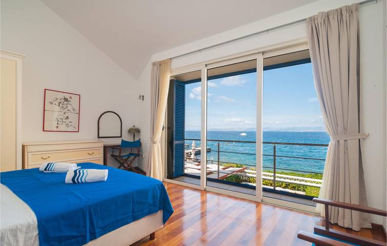 Appartement en bord de mer avec piscine, parking et terrasse in Supetar, Brac