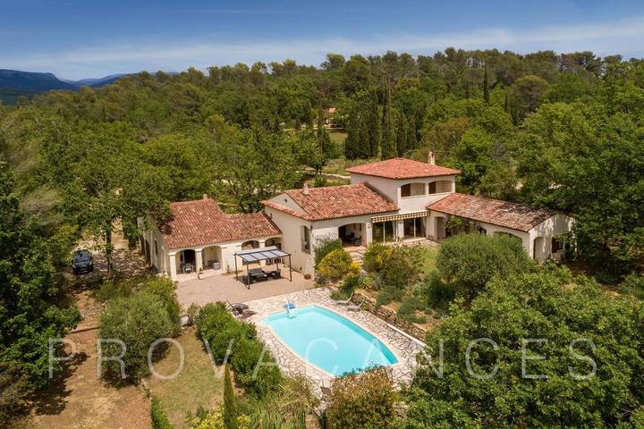 Location de vacances pour 8 personnes, avec balcon/terrasse et piscine à Tourrettes