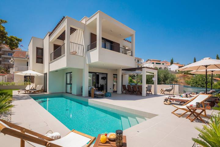 Villa pour 10 personnes, avec terrasse à Okrug Gornji