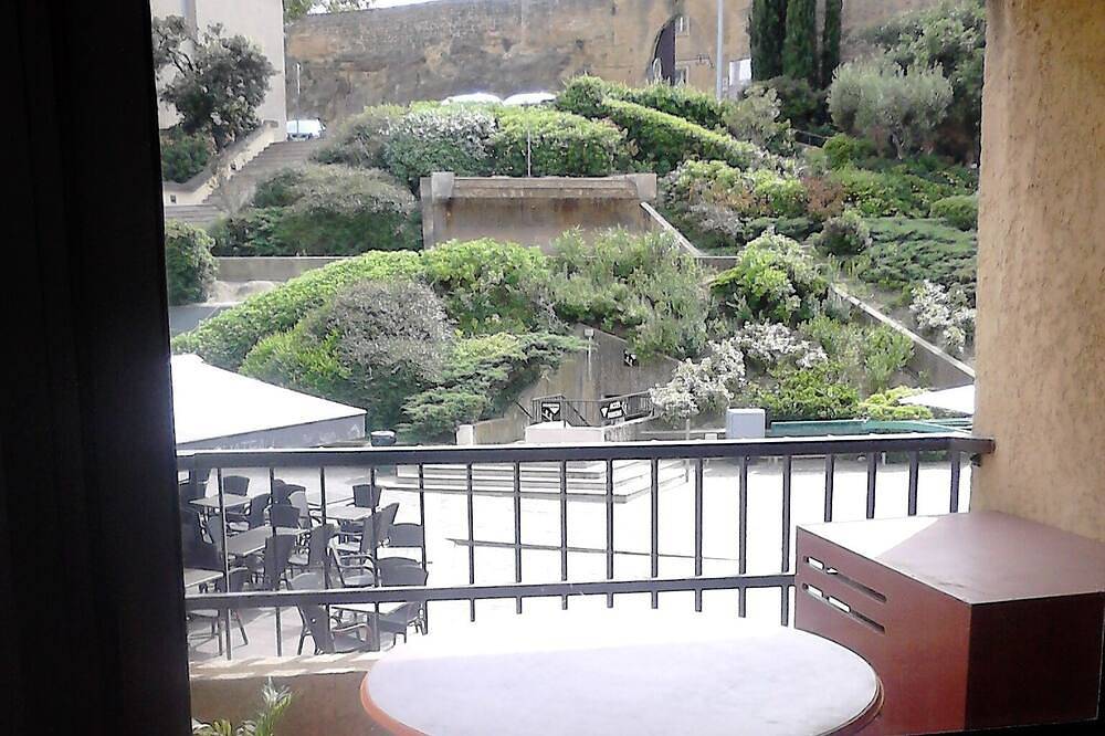 Appartement entier, Grand appartement  lumineux avec terrasse, très belle vue, centre historique in Salon-de-Provence, Côte méditerranéenne (France)