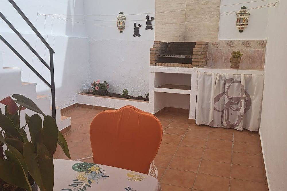 Townhouse With Patios, Bbq, Free Wifi And Parking At 5 'On Foot Of The Beach in Nerja Centre, Nerja