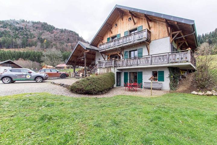 Gîte pour 6 personnes, avec vue sur le lac ainsi que balcon et jardin à Orcier