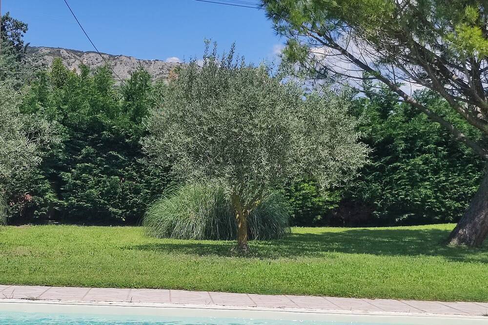 At the foot of the Lubéron (hiking and mountain biking), close to Provencal villages. in Mérindol, Parque natural regional del Luberon