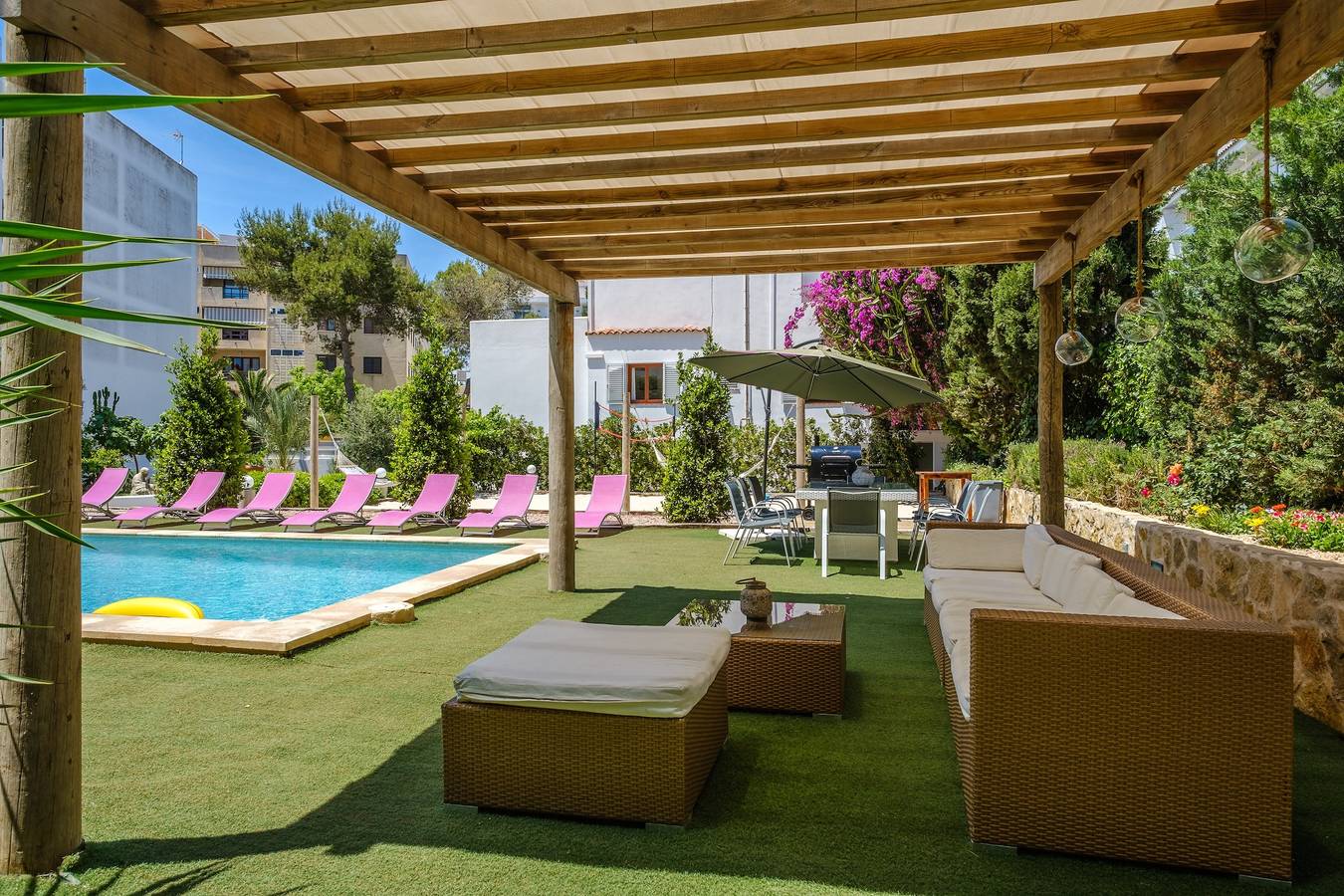 Fantástica Villa en el centro, con piscina, Wi-Fi y aire acondicionado. Se admiten mascotas in Ocean Beach Ibiza, Sant Antoni de Portmany