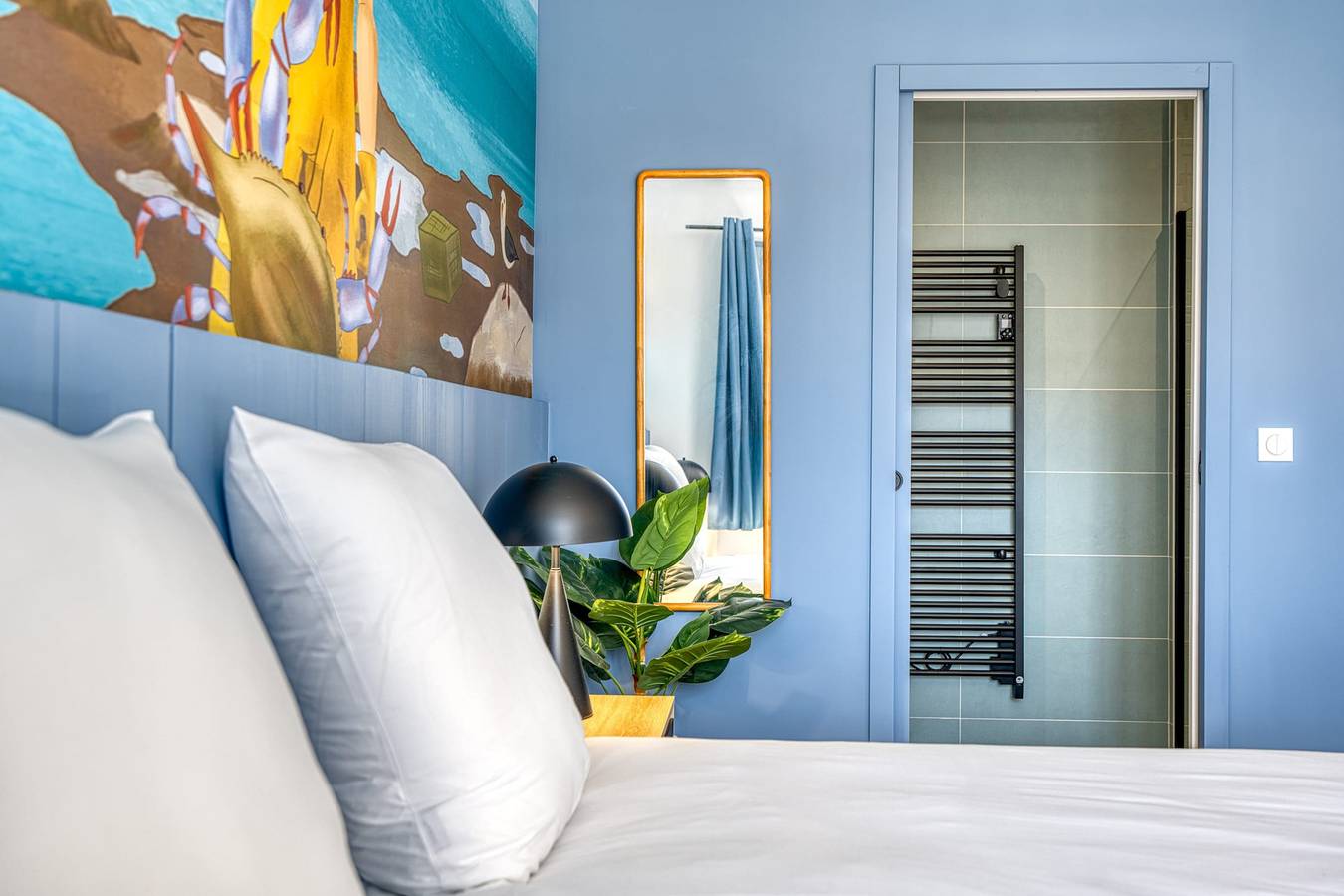 Bains de Mer House & Jacuzzi steps from the beach, Walk to town, Sleeps 6 in Saint-Gilles-Croix-de-Vie, Loire Valley
