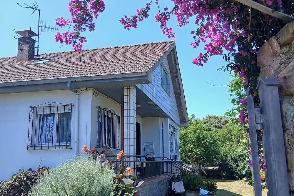 Buardilla con jardin cerrado, ideal niños. in Noja, Costa de Cantabria