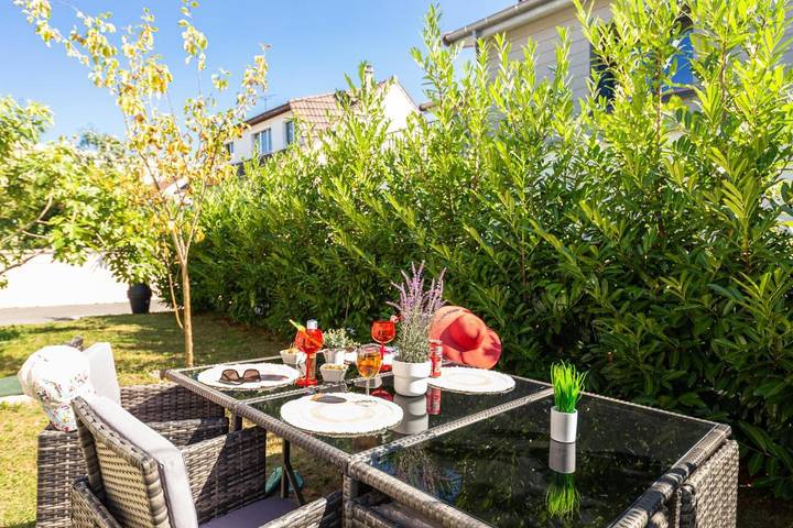 Location de vacances pour 10 personnes, avec piscine ainsi que vue et jardin à Montreuil - 2