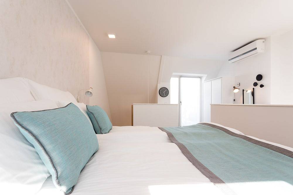 Ganze Wohnung, Duplex-Apartment mit Blick auf die Karlskirche in der Nähe der Staatsoper und der U-Bahn-Linie 10of10 in Wien Innenstadt, Wien