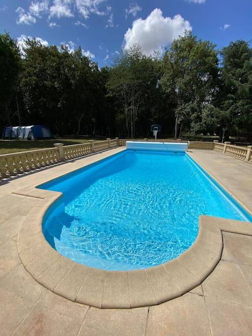 Cottage pour 10 personnes, avec piscine et jardin, animaux acceptés à Montierchaume