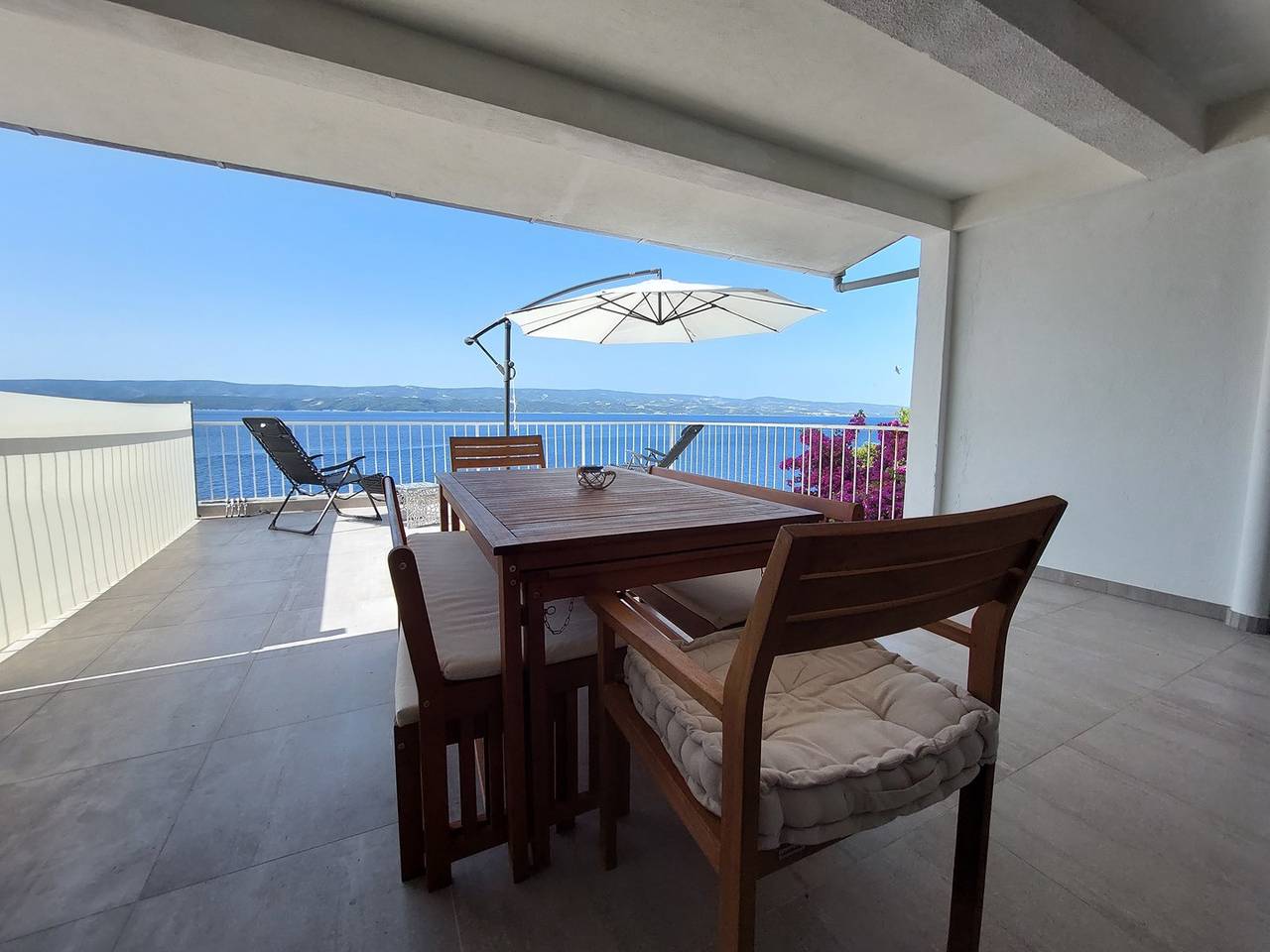 Ganze Wohnung, Traumhafter Meerblick, erste Reihe am Meer in Stanici, Omis-Riviera