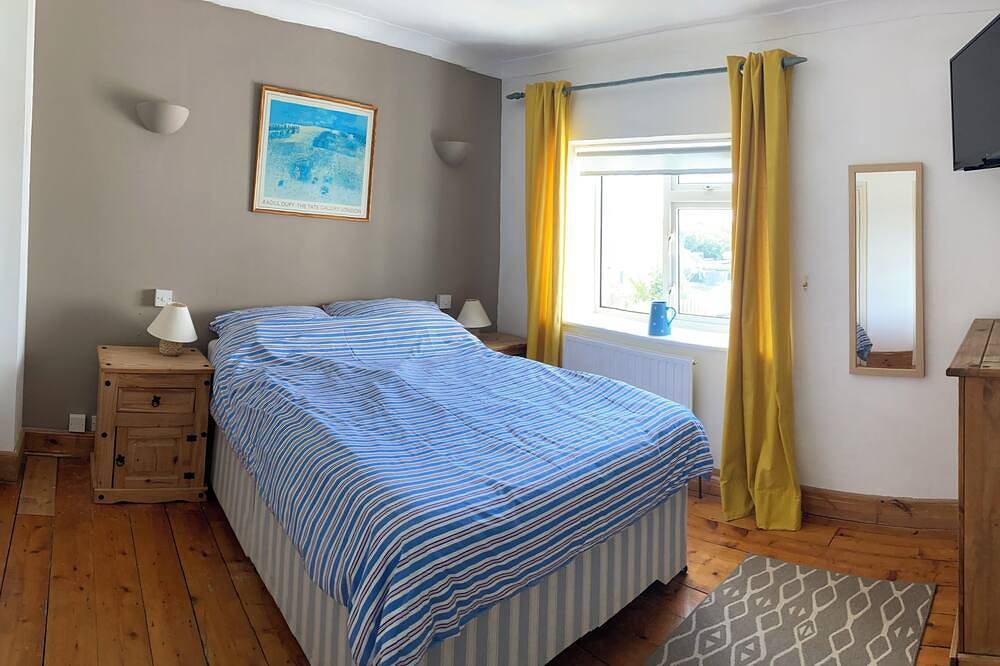 Starfish Cottage - Crantock Beach North Cornwall sleeps 8, parking for 2 cars in Crantock, Cornwall