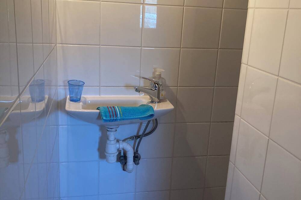 Spacious gîte in idyllic wooded setting by a stream with hammock & barbecue in Cronat, Charolles und Umgebung