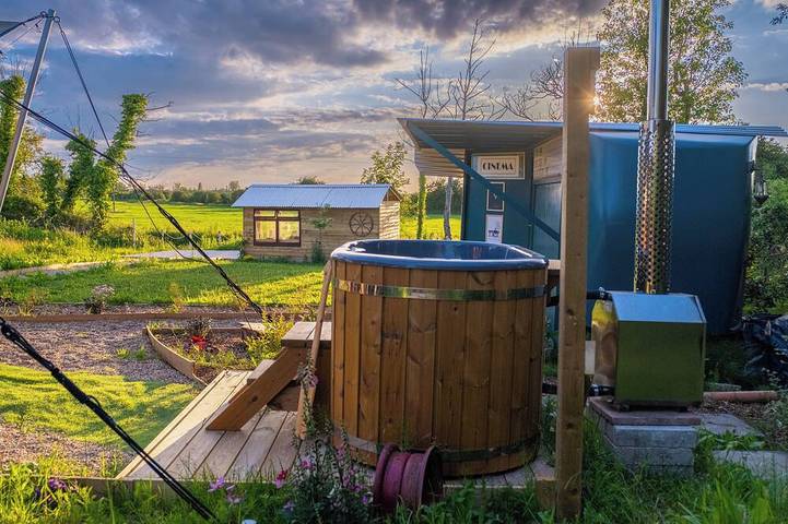 Glamping for 4 people, with pets in Kent