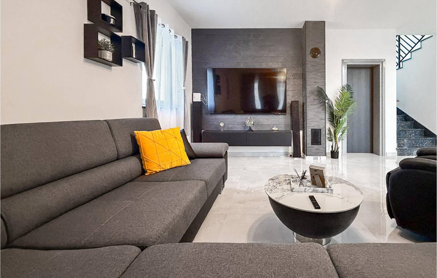 Gemütliche 2-Zimmer-Wohnung mit Terrasse in der Nähe des Flusses Krka und des Prokljansko-Sees in Raslina, Šibenik-Knin