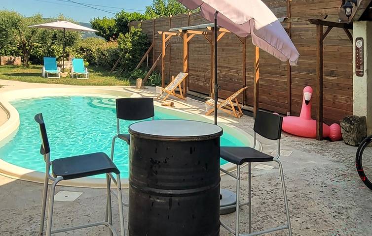 Location de vacances pour 2 personnes, avec piscine ainsi que jardin et terrasse à Salavas - 3