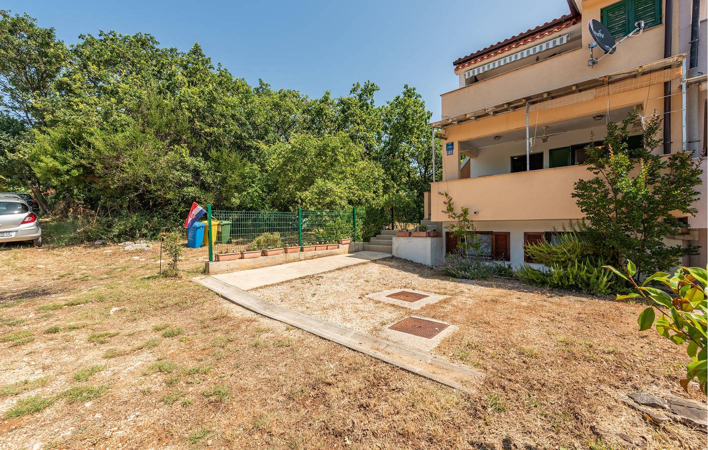 Entire holiday apartment, Seaside Retreat: Cozy Apartment with Terrace & Grill, 900m from Beach in Novalja, Pag Island