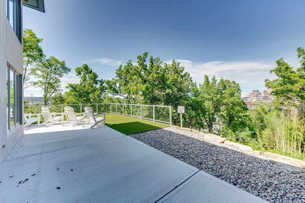 Private retreat with great views of downtown Cincinnati in Kenton County