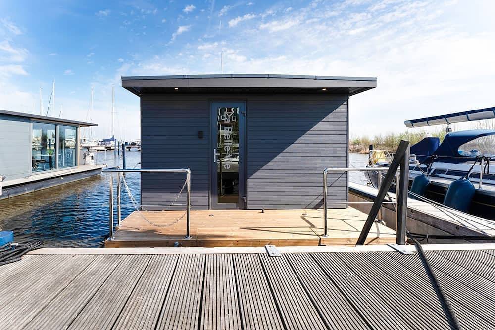 Schönes Hausboot in der Marina von Volendam in Volendam, Markermeer