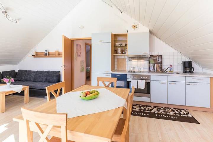 Apartamento inteiro, Apartamento no sótão "Lauser Dg" numa zona tranquila com Wi-Fi e varanda in Herdwangen-Schonach, Region Bodensee-Oberschwaben