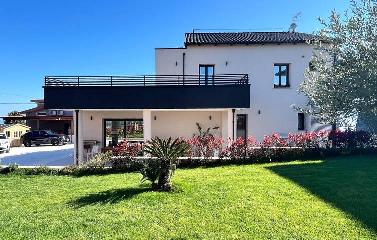 Casa vacanza per 12 persone, con terrazza e piscina nonché giardino, con animali domestici a Colonnella