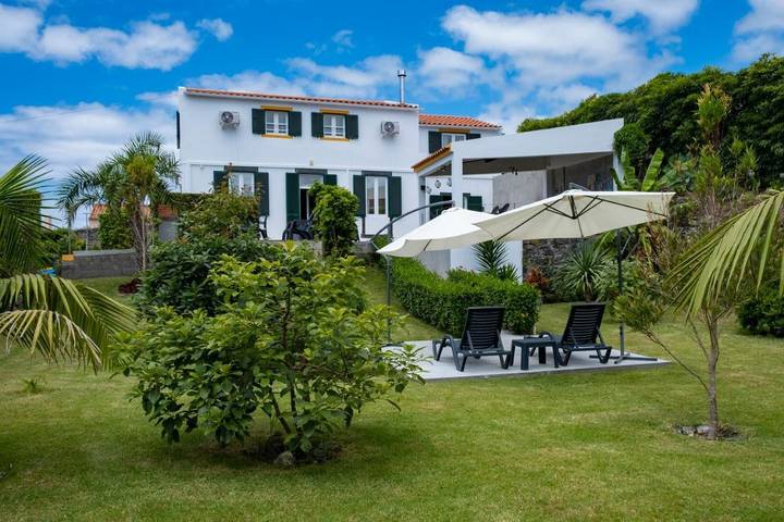 Location de vacances pour 6 personnes, avec Terrasse ainsi que Jardin et Vue dans Vila Franca do Campo