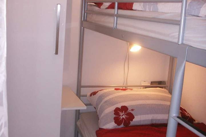 Ganze Wohnung, Familienhaus mit 2 Schlafzimmern, Klimaanlage, Kabelfernsehen, WLAN, U-Bahn in Wien, Donau Niederösterreich