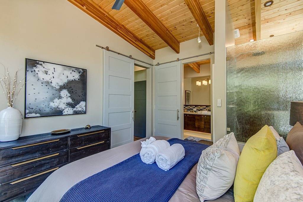 Experience luxury at Sedona Canyon Terrace, a 2Br retreat with stunning canyon views. in Oak Creek Canyon