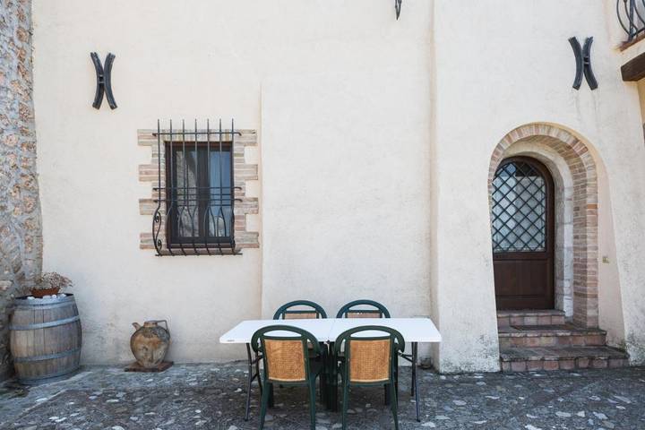 Gîte pour 4 personnes, avec vue ainsi que jardin et piscine, animaux acceptés à Trevi - 2